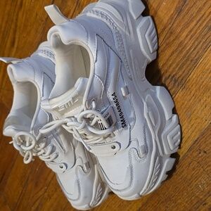 Steve Madden trendy White Chunky Sneakers size 6